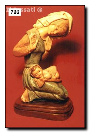 700-Virgen arrodillada con nio